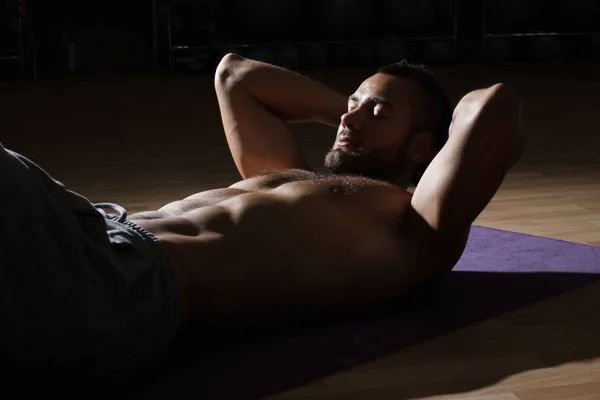 Fitness Egzersiz ups sit ve egzersizi model. Kas iyi bui