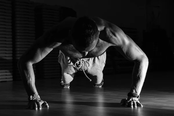 Modelo de fitness exercitando sit ups e crunches. Poço muscular bui — Fotografia de Stock