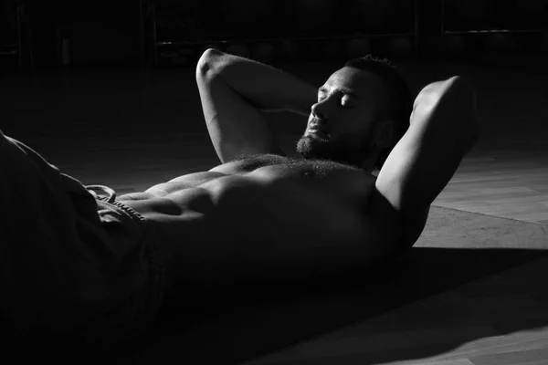 Fitness Egzersiz ups sit ve egzersizi model. Kas iyi bui