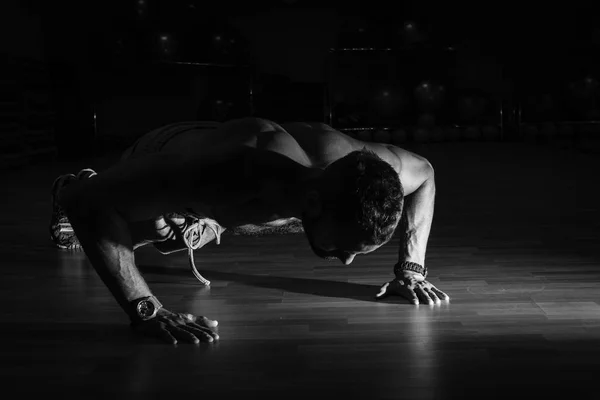 Fitness model exercising sit ups and crunches. Muscular well bui — Stock Photo, Image