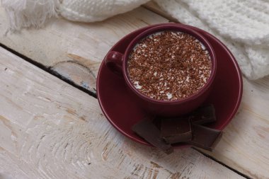 Sütlü çikolata bir fincan bir daire ahşap zemin üzerinde.