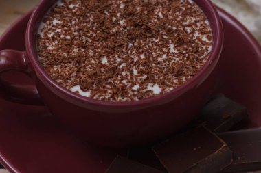 Sütlü çikolata bir fincan bir daire ahşap zemin üzerinde. Clos