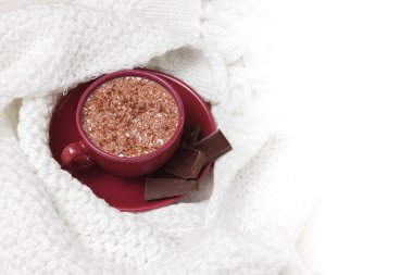 Bir sc bir daire bir arka plan üzerinde bir fincan sütlü çikolata