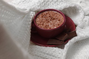 Bir sc bir daire bir arka plan üzerinde bir fincan sütlü çikolata