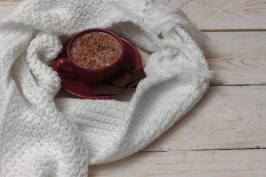 Bir sc bir daire bir arka plan üzerinde bir fincan sütlü çikolata