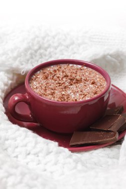 Bir sc bir daire bir arka plan üzerinde bir fincan sütlü çikolata