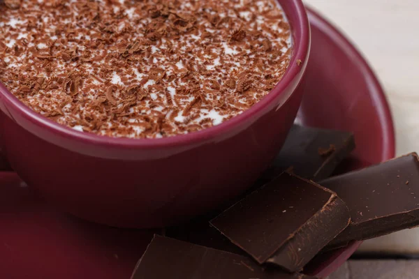 Sütlü çikolata bir fincan bir daire ahşap zemin üzerinde. Clos