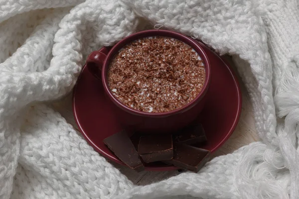 Chocolat au lait dans une tasse sur une soucoupe sur un fond de sc — Photo