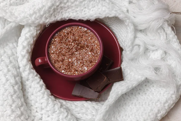 Bir sc bir daire bir arka plan üzerinde bir fincan sütlü çikolata