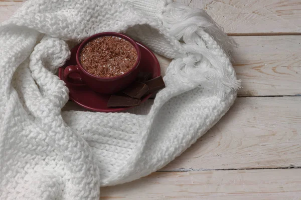 Bir sc bir daire bir arka plan üzerinde bir fincan sütlü çikolata