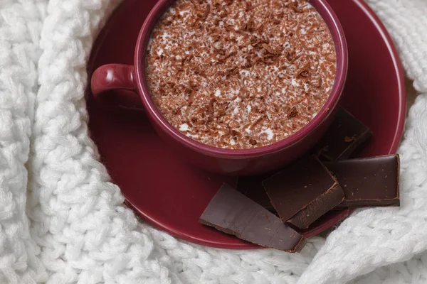 Bir sc bir daire bir arka plan üzerinde bir fincan sütlü çikolata