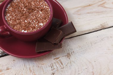 Sütlü çikolata bir fincan bir daire ahşap zemin üzerinde. Clos