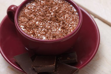 Sütlü çikolata bir fincan bir daire ahşap zemin üzerinde. Clos