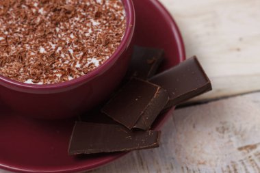 Sütlü çikolata bir fincan bir daire ahşap zemin üzerinde. Clos