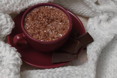 Bir sc bir daire bir arka plan üzerinde bir fincan sütlü çikolata