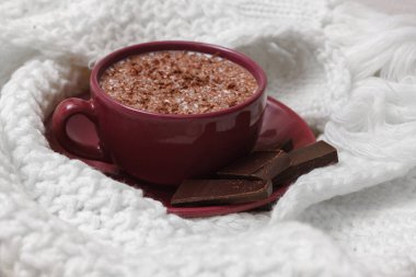 Bir sc bir daire bir arka plan üzerinde bir fincan sütlü çikolata