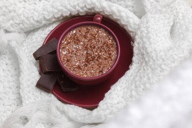 Bir sc bir daire bir arka plan üzerinde bir fincan sütlü çikolata