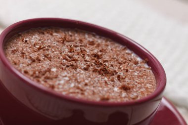 Bir sc bir daire bir arka plan üzerinde bir fincan sütlü çikolata