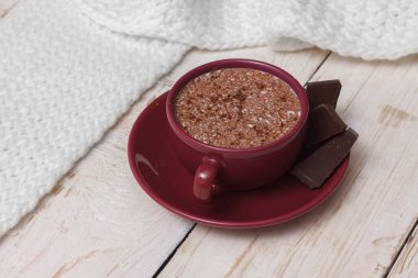 Bir sc bir daire bir arka plan üzerinde bir fincan sütlü çikolata