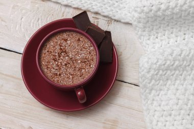 Bir sc bir daire bir arka plan üzerinde bir fincan sütlü çikolata