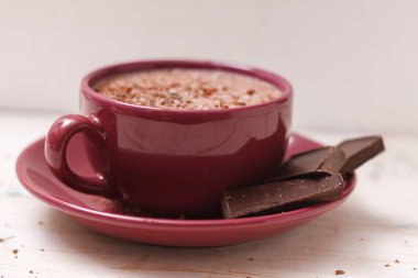 Bir sc bir daire bir arka plan üzerinde bir fincan sütlü çikolata