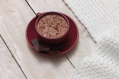 Bir sc bir daire bir arka plan üzerinde bir fincan sütlü çikolata