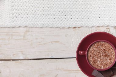 Bir sc bir daire bir arka plan üzerinde bir fincan sütlü çikolata