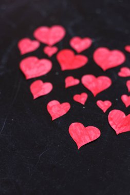 Küçük kalpler ahşap koyu arka plan üzerinde yapılmış büyük kırmızı kalp. 