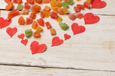 Beyaz ahşap backg üzerinde küçük kırmızı kağıt kalplerin yapılan büyük kalp