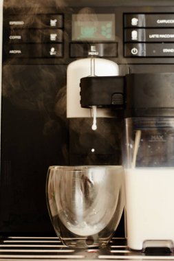 Ev yapımı kahve makinesi. Kahve makinesinde cappuccino yapıyorum. Taze kahve..