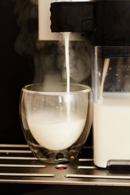 Ev yapımı kahve makinesi. Kahve makinesinde cappuccino yapıyorum. Taze kahve..