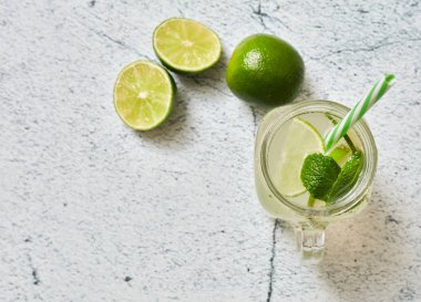 Limonata ve açık beton arka plan. Yaz ferahlatıcı içecek