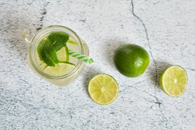 Limonata ve açık beton arka plan. Yaz ferahlatıcı içecek