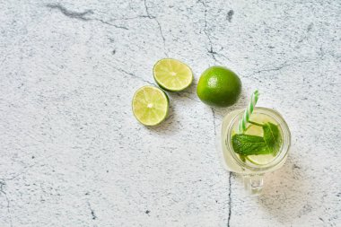 Limonata ve açık beton arka plan. Yaz ferahlatıcı içecek
