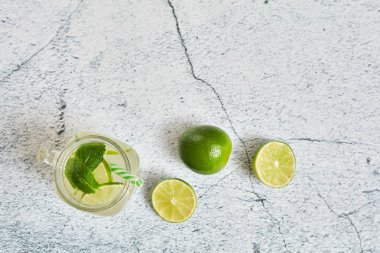 Limonata ve açık beton arka plan. Yaz ferahlatıcı içecek