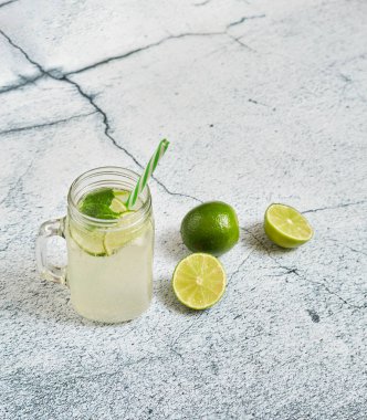 Limonata ve açık beton arka plan. Yaz ferahlatıcı içecek