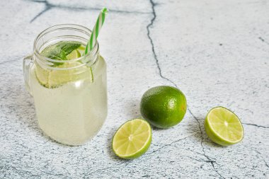 Limonata ve açık beton arka plan. Yaz ferahlatıcı içecek