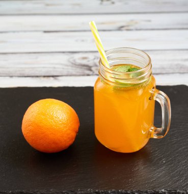 Portakallı taze portakal, tahta kaplamalı ve hafif ahşap kaplamalı. Yaz ferahlatıcı içecek