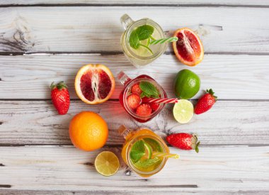 Yaz içkileri. Ahşap arka planda taze taze tazelikler. Yukarıdan bak. Portakal, limon ve çilek taze.