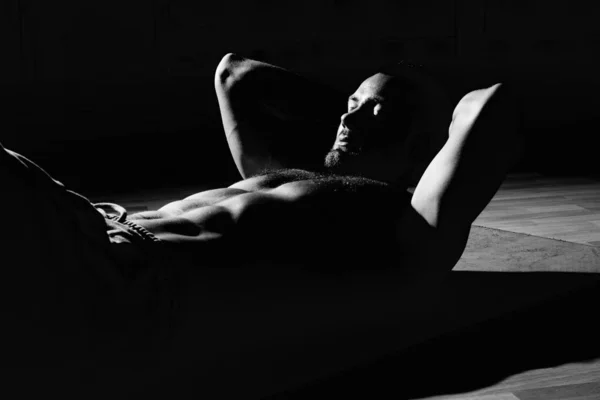 Modelo Fitness Exercitando Sit Ups Crunches Muscular Bem Construído Corpo — Fotografia de Stock