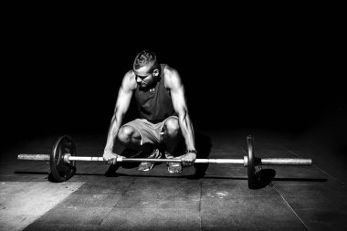 Jimnastik koşu sonra germe. Güzel bir adam ve vücut.