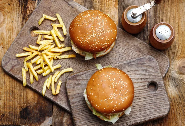 Rindfleisch Burger Und Pommes Frites Auf Holz Hintergrund Mit Leerraum — Stockfoto