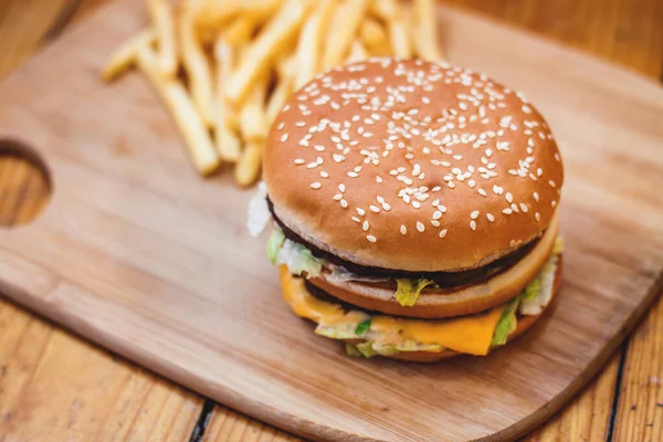 Fast Food Büyük Hamburger Patates Kızartması Ahşap Arka Plan Ayarla — Stok fotoğraf