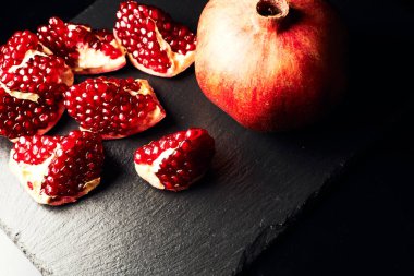 Koyu arkaplanda nar. Nar parçacıkları..