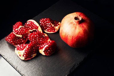 Koyu arkaplanda nar. Nar parçacıkları..