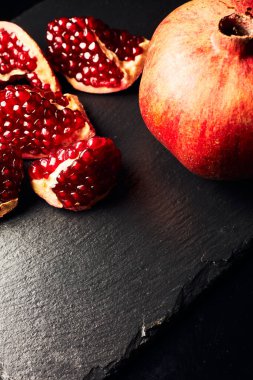 Koyu arkaplanda nar. Nar parçacıkları..