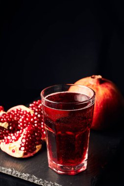 Koyu arkaplanda nar suyu. Yaz içeceği. Koyu arkaplanda nar.