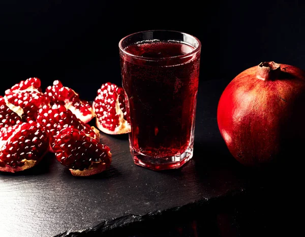 Pomegranate Juice Dark Background Pieces Pomegranate Dark Background Summer Drink — Stock Photo, Image