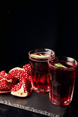 Koyu arkaplanda nar suyu. Yaz içeceği. Koyu arkaplanda nar.