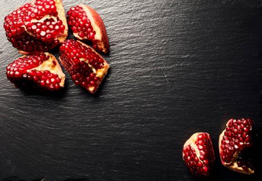 Koyu arkaplanda nar suyu. Yaz içeceği. Koyu arkaplanda nar.